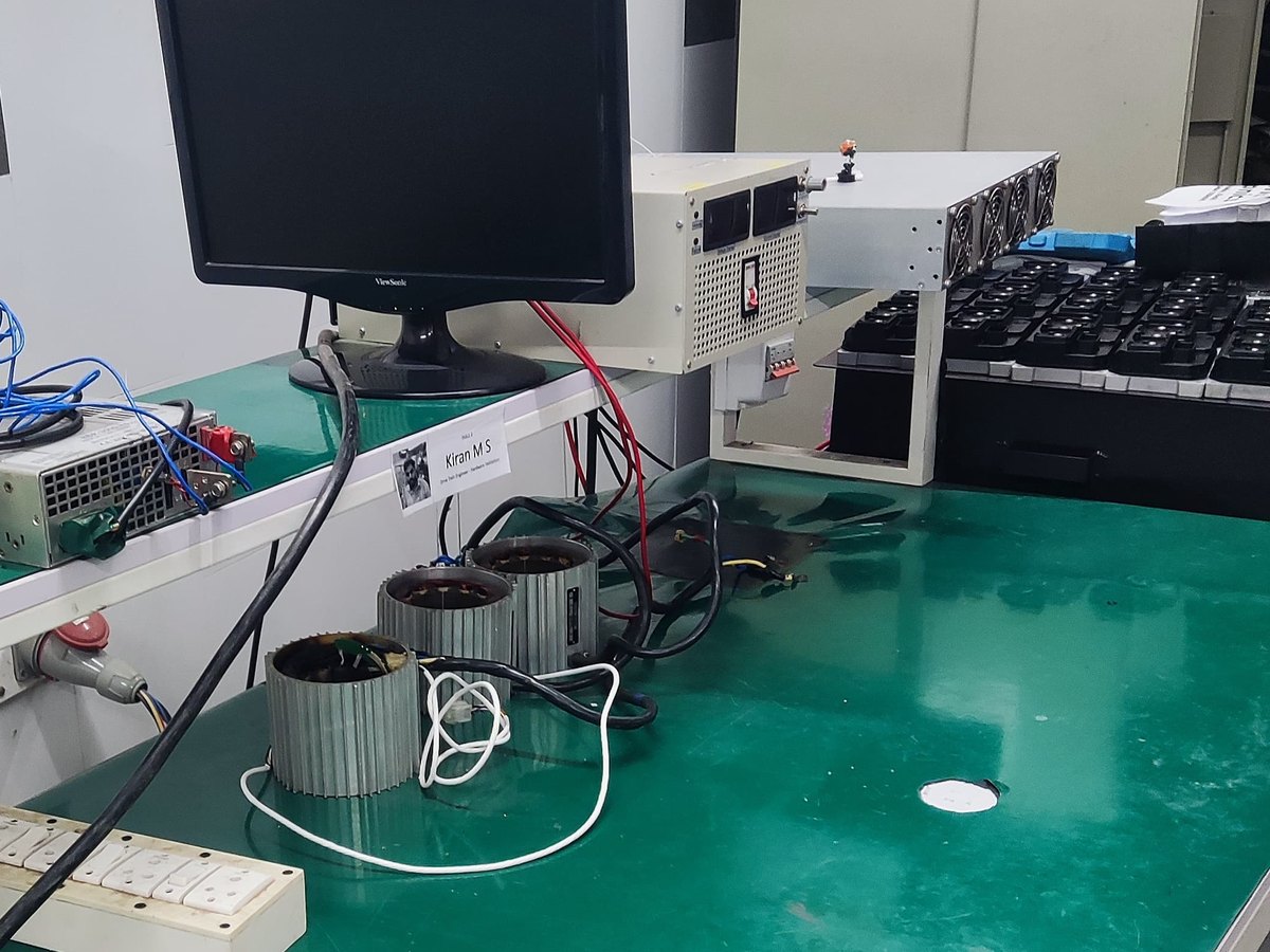 Motor and controller test bench with DC power supply and motor stators
